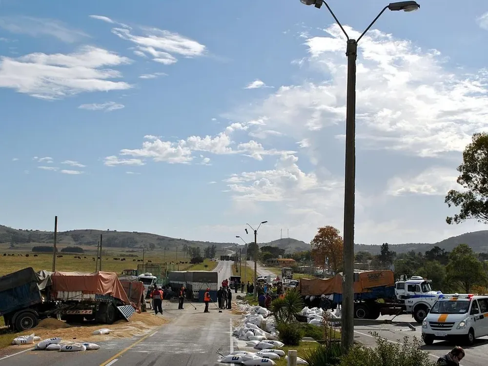 Cuatro camiones y dos autos protagonizaron un desastre en la ruta de 8