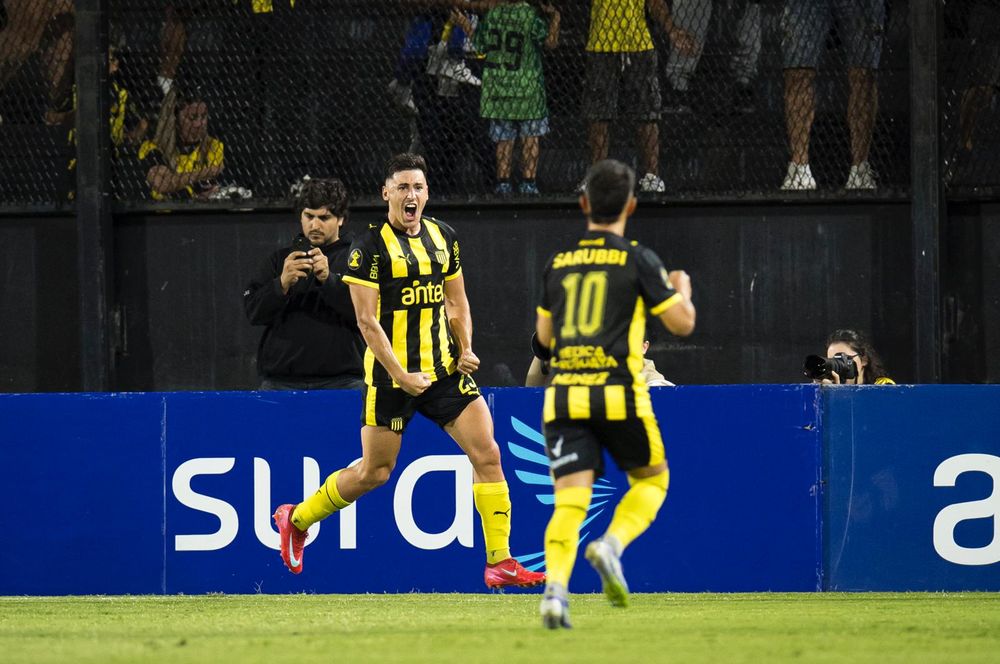 Gastón Togni celebra su primer gol con la camiseta de Peñarol