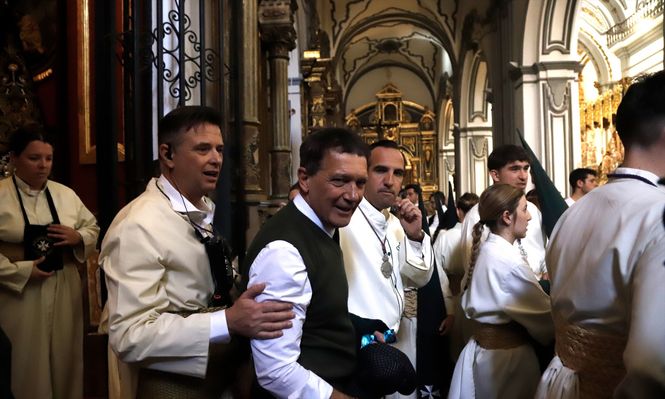 Antonio Banderas ejerce como capataz en la estación de penitencia de la Cofradía de Lágrimas y Favores en Málaga, el 29 de marzo de 2026, en Málaga.