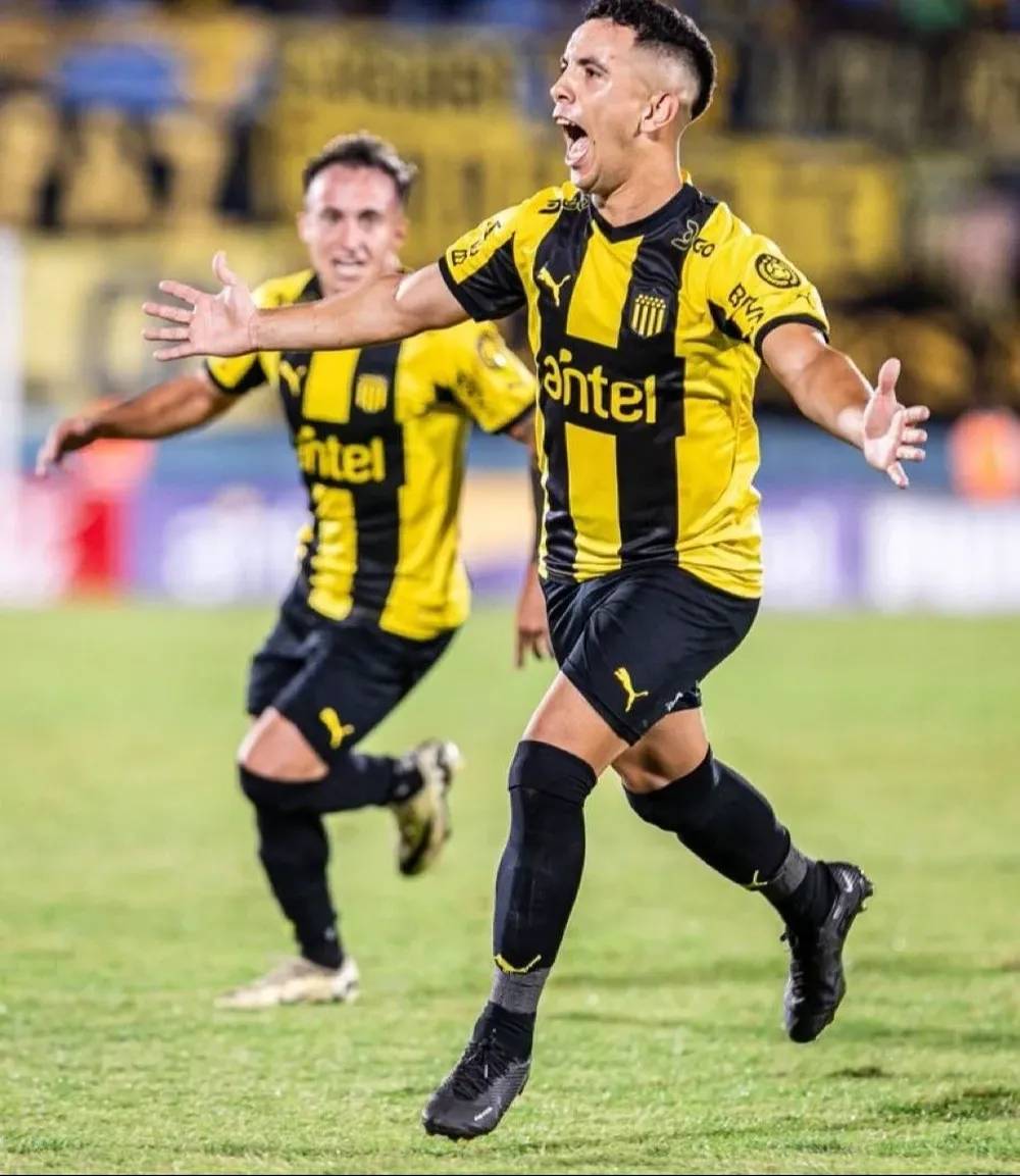 Leonardo Fernández celebra su golazo para el triunfo de Peñarol ante Cerro Largo