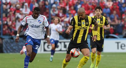 Emanuel Gularte de Peñarol ante Gonzalo Carneiro de Nacional por la final de la Liga AUF Uruguaya