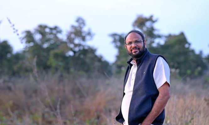 El ambientalista Alok Shukla ha dedicado más de una década a salvar árboles en el centro de India.