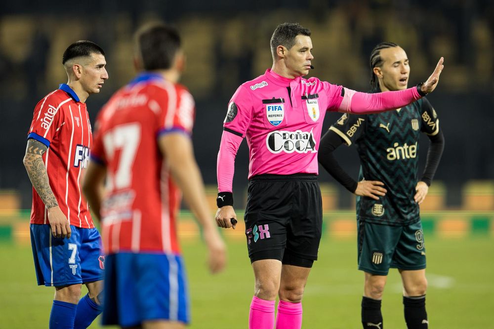 Hernán Heras expulsó sobre el final del partido a tres jugadores de Peñarol ante Central Español por el Torneo Intermedio