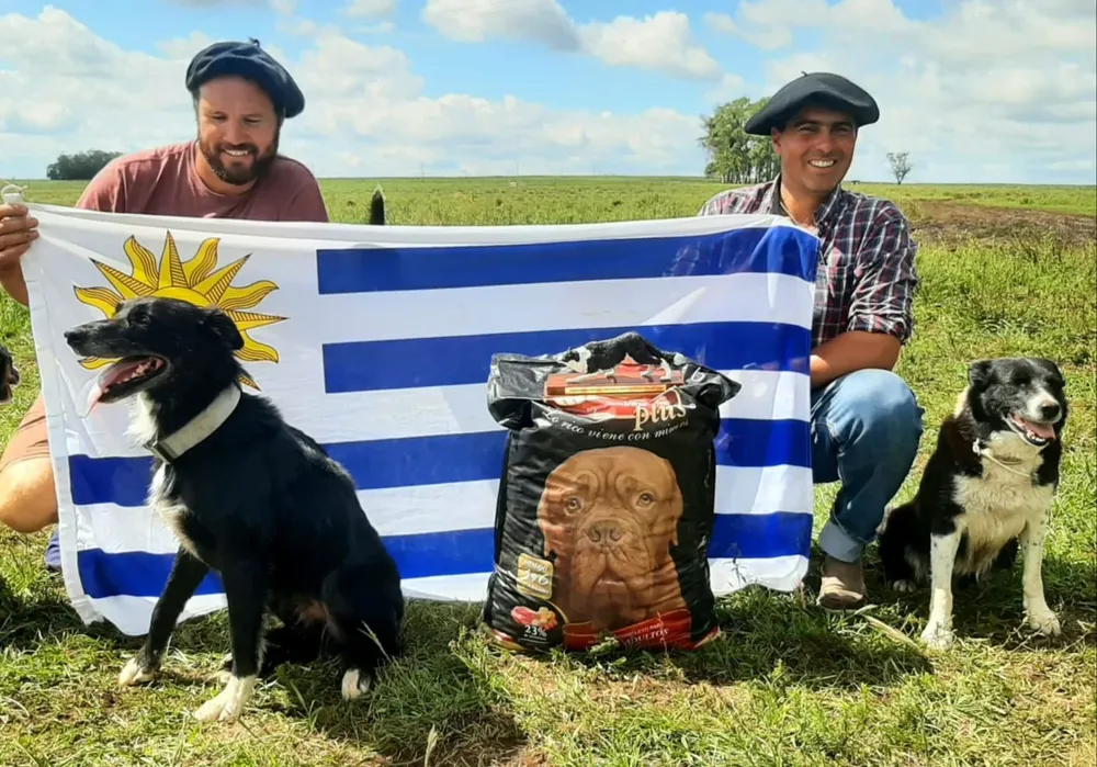 Heinrich y Cristhian con sus perras tras clasificar al mundial.