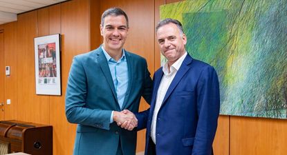 Pedro Sánchez recibe a Yamandú Orsi cuando era candidato a presidente de Uruguay.