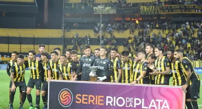 Peñarol con la copa ganada ante Estudiantes