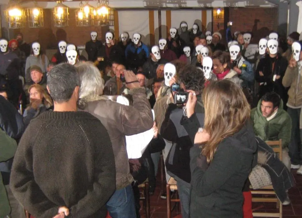 Vecinos y Amigos de Punta del Diablo protestan con caretas de calaveras contra Aratirí