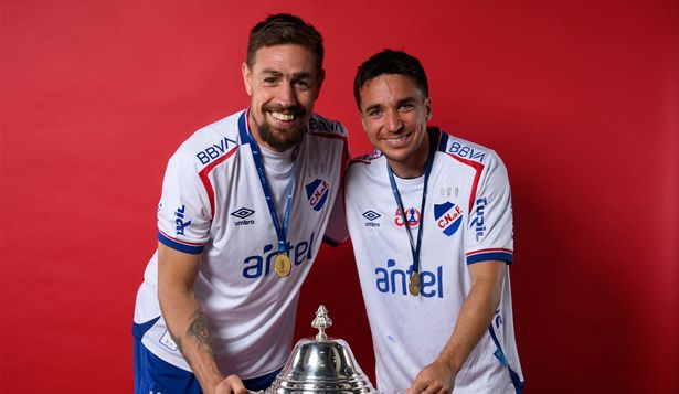 Sebastián Coates y Mauricio Pereyra con la copa de la Liga AUF Uruguaya