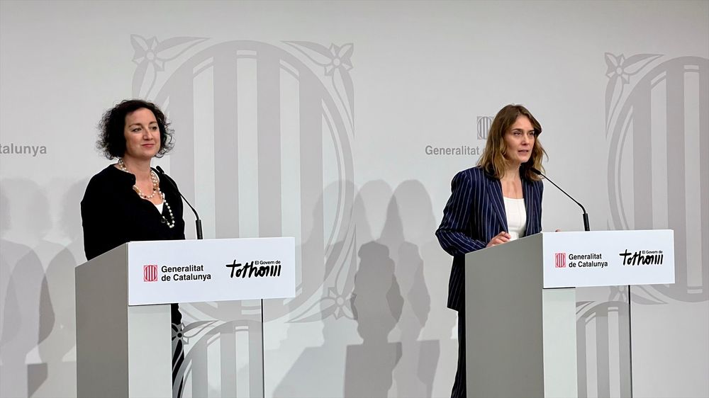 La consellera de Economía y Finanzas de la Generalitat, Alícia Romero, y la líder de los Comuns en el Parlament, Jéssica Albiach,