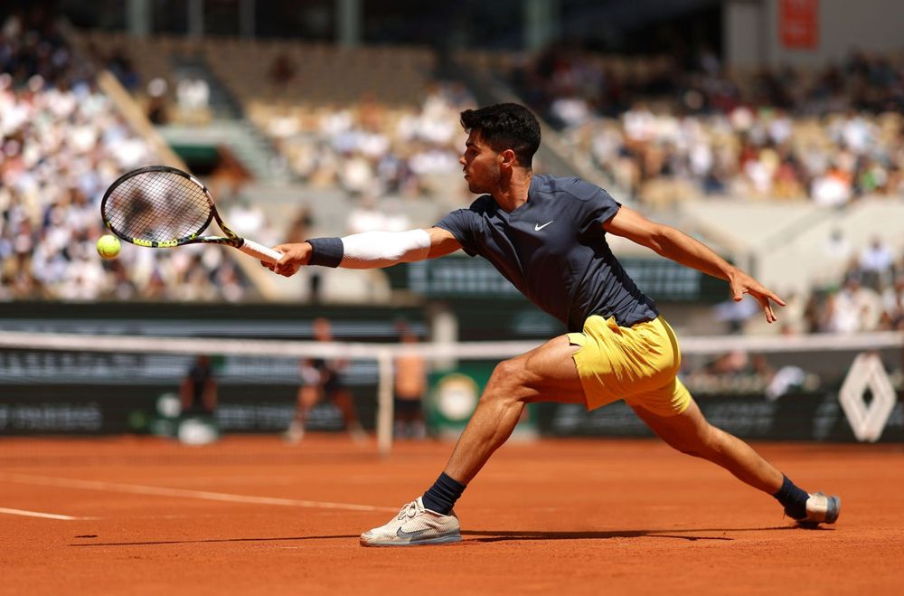 Carlos Alcaraz debuta con triunfo en Roland Garros.