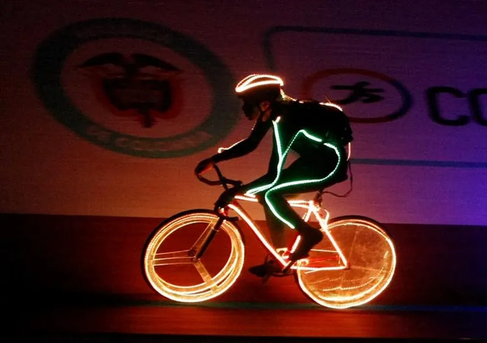 Colombia. Un ciclista con luces de neón participa en el Campeonato Mundial de Ciclismo, en Cali