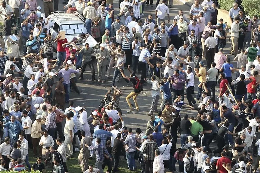 Egipto- Una multitud de personas se enfrenta en un choque entre islamistas y liberales en la plaza Tahrir