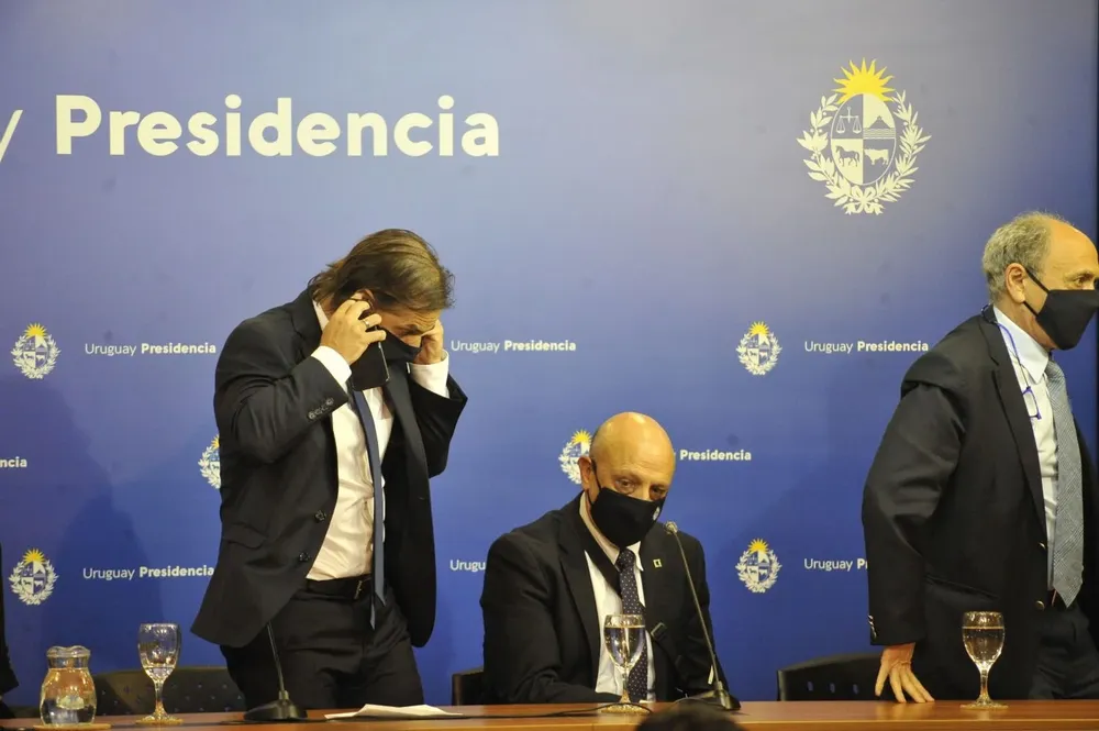 El presidente Luis Lacalle Pou, en una conferencia de prensa con los coordinadores del GACH, Rafael Radi y Henry Cohen