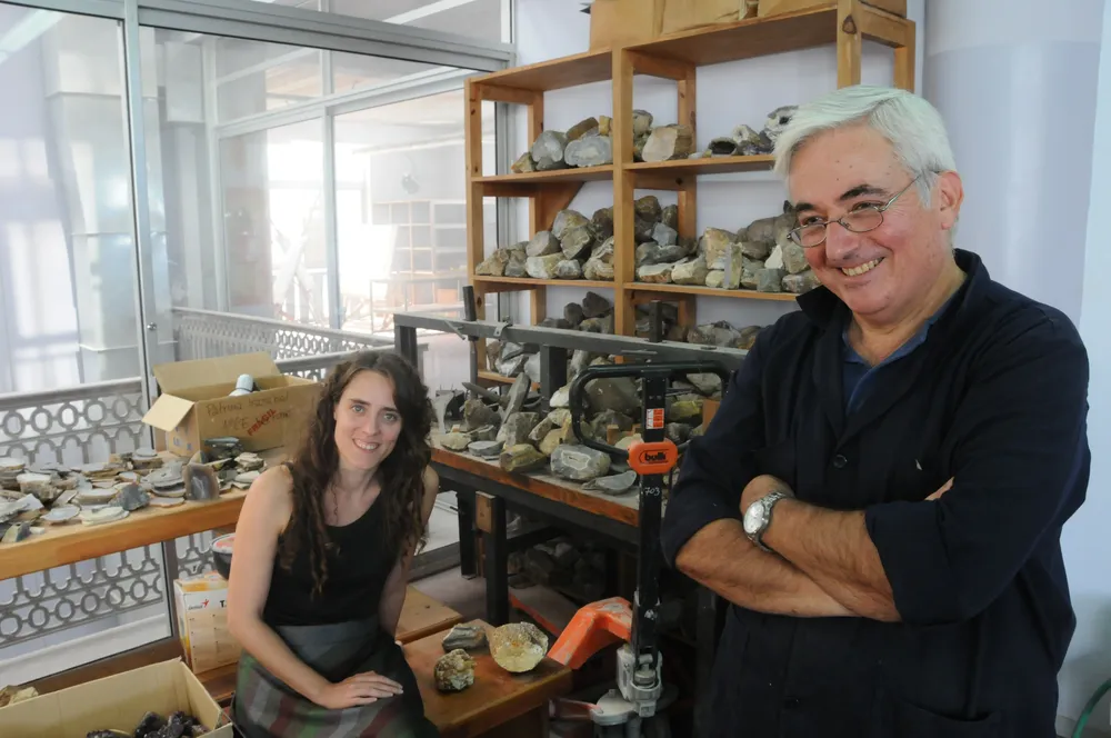 Alejandra Martínez y Daymán Velázquez en el taller de la escuela Dr. Pedro Figari