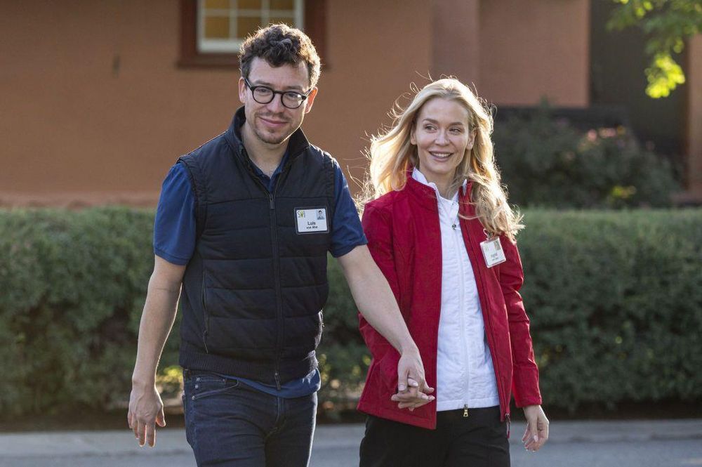 Luis von Ahn observa marcadas diferencias con su esposa Ingrid von Ahn de Suecia.