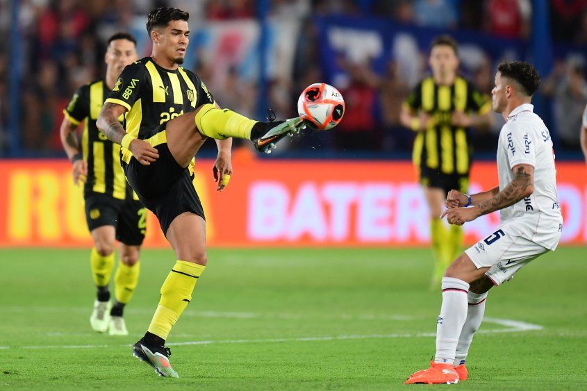 Matías Arezo de Peñarol ante Camilo Cándido de Nacional por el Torneo Apertura