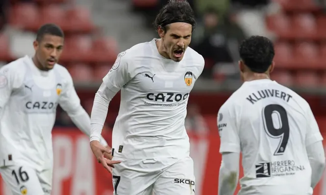 Cavani y Justin Kluivert