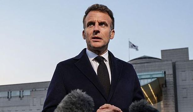 El presidente Emmanuel Macron habló con la prensa durante una visita al Monumento Conmemorativo de la Guerra de Corea en Seúl.