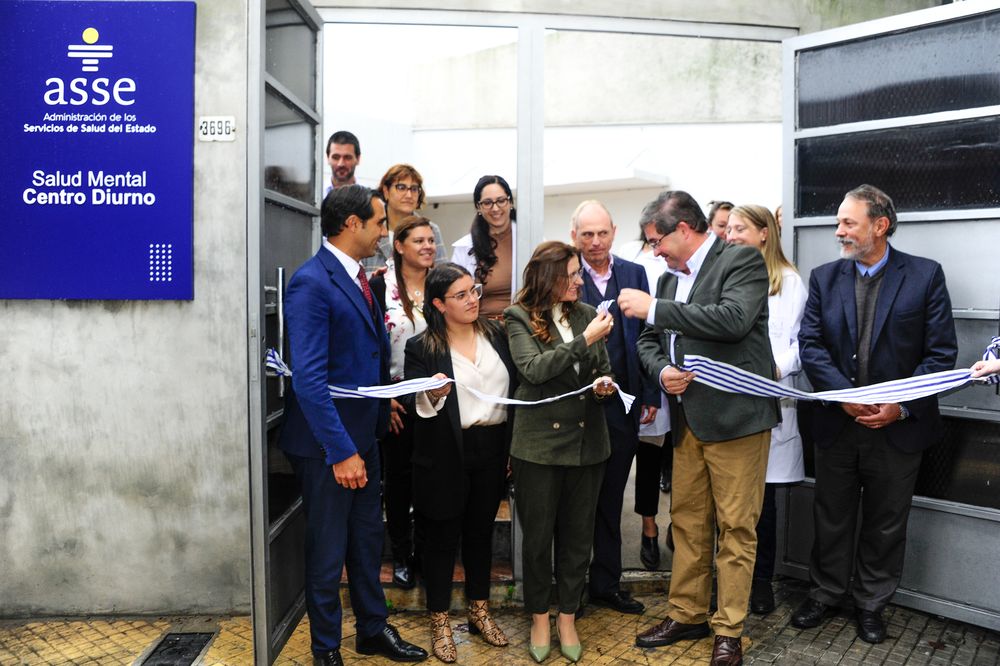 Inauguración del centro de ASSE para personas que hayan intentado cometer suicidio; estuvo la ministra de Salud, Karina Rando, el subsecretario José Luis Satdjian y el presidente de ASSE, Leonardo Cipriani, entre otros