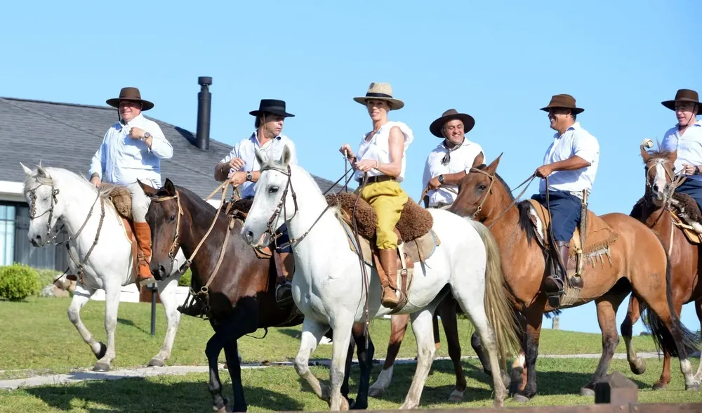 En 2020, el presidente Luis Lacalle Pou desfiló en la Patria Gaucha junto a su esposa, Lorena Ponce de León