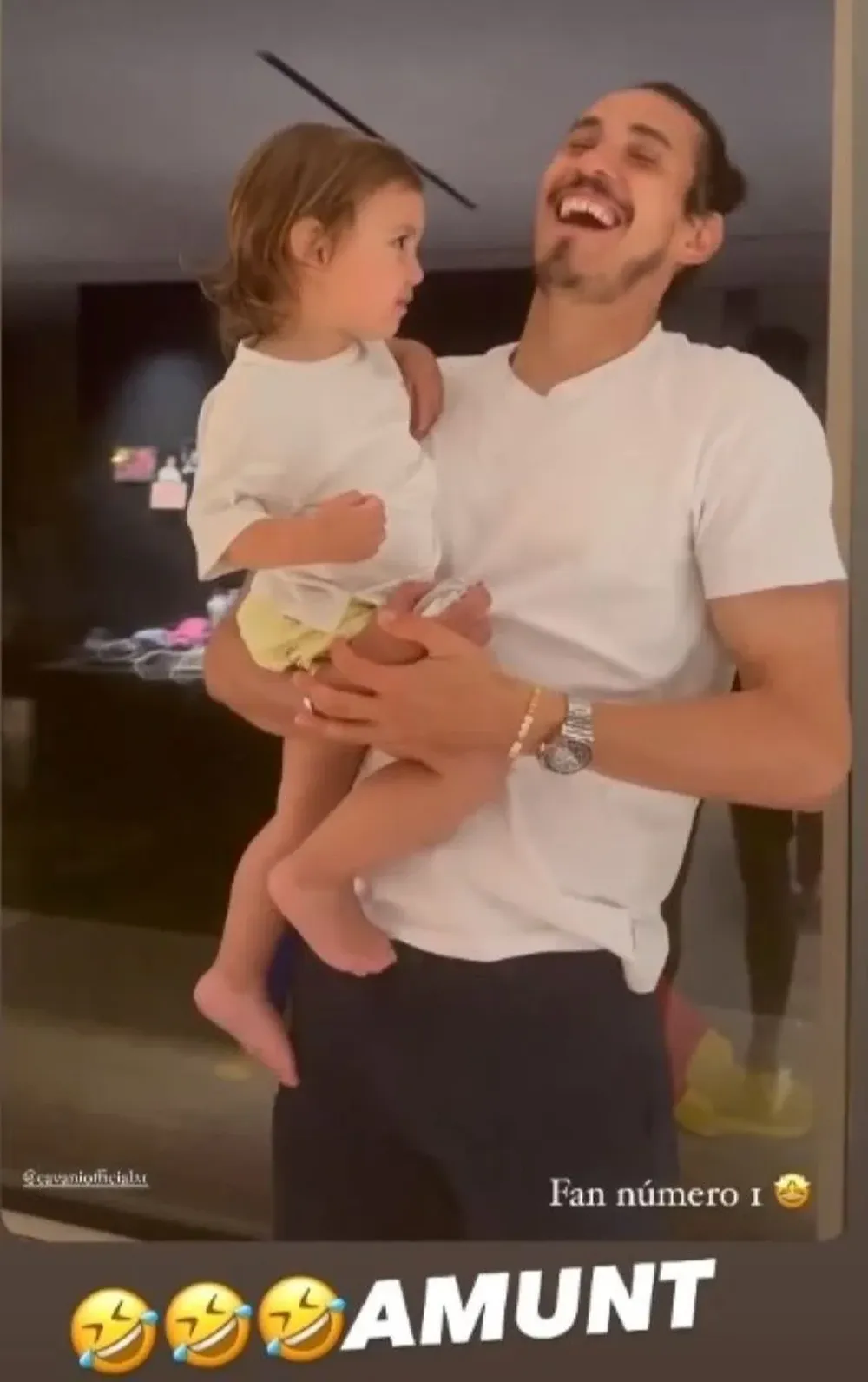 Edinson Cavani con su hijo menor, Silvestre, cantando por Valencia