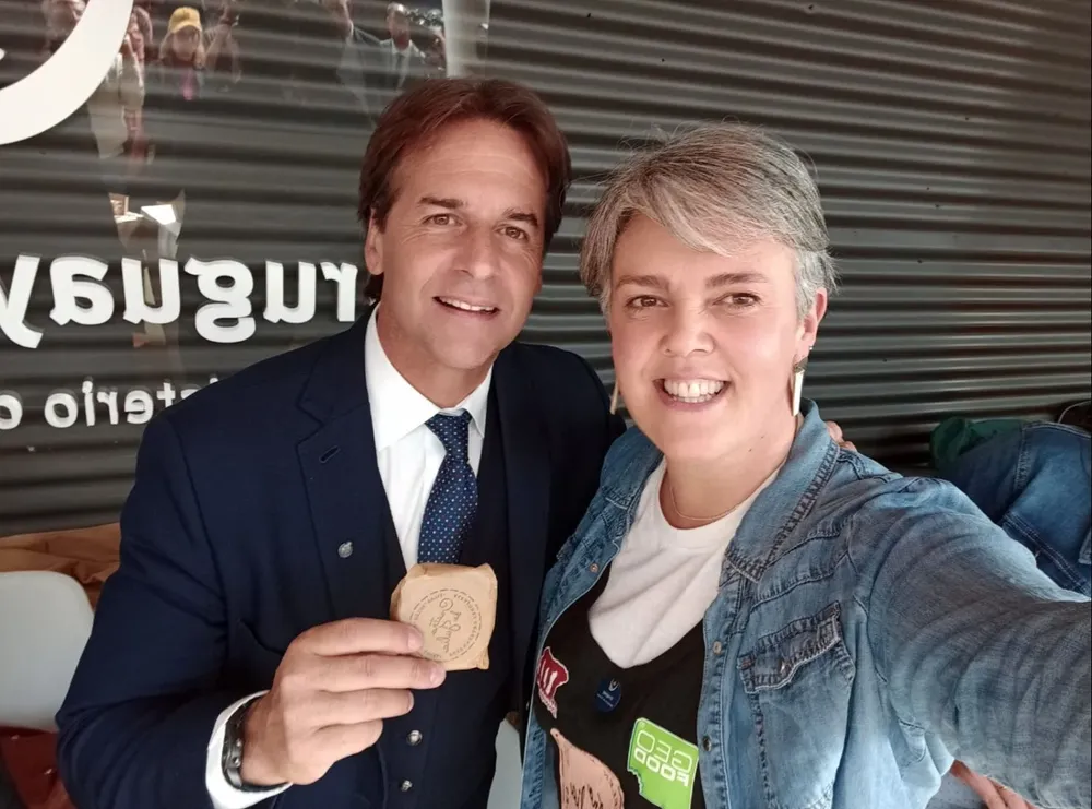 La foto que se sacó Julia Olarte junto al presidente Luis Lacalle Pou y uno de sus alfajores