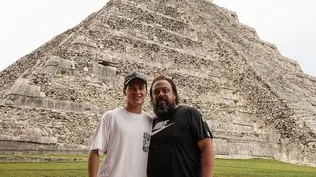 Facundo Pellistri junto a su padre en la pirámide de Chichén Itzá en México