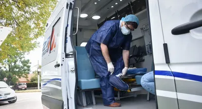 Médico de emergencia móvil atendiendo durante la pandemia de coronavirus en Uruguay
