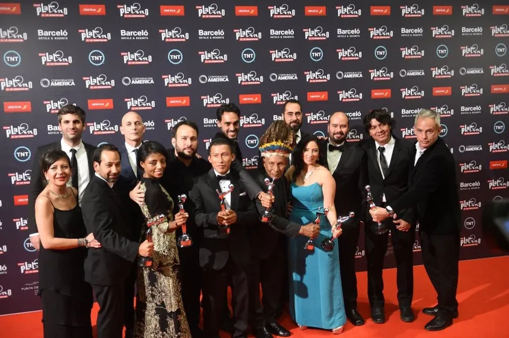 El equipo de El abrazo de la serpiente con sus premios; la película colombiana fue la más premiada de la noche
