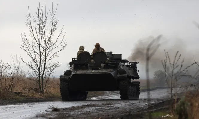 Un tanque ucraniano patrulla en la región de Donetsk, donde la contraofensiva está estancada