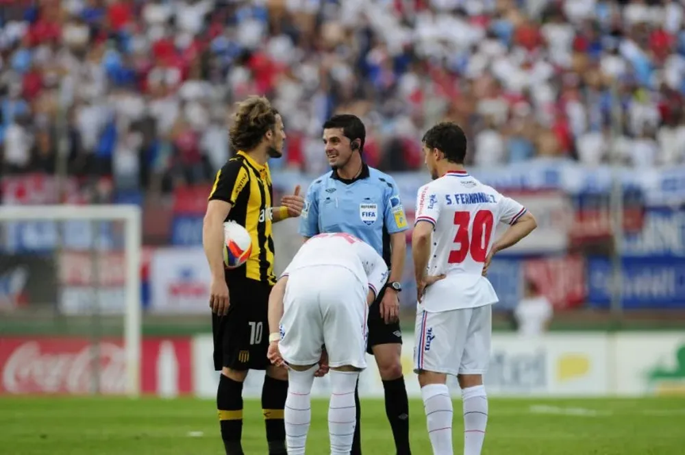 Polémica. El clásico del Apertura donde Nacional reclamó a Cunha que no lo expulsó tras dura entrada a Porras