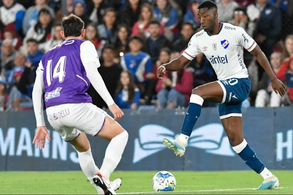 Gonzalo Carneiro en el área, habilidad y potencia