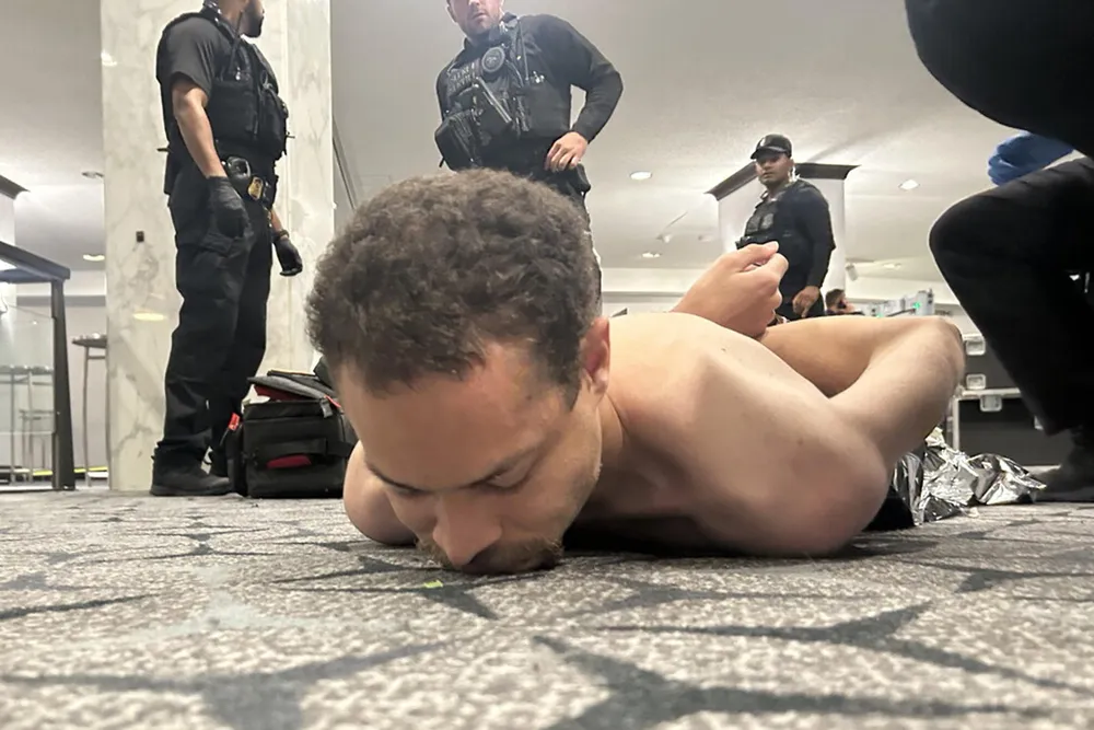La cuenta oficial de Donald Trump publicó la foto del presunto tirador arrestado por agentes del Servicio Secreto.  
