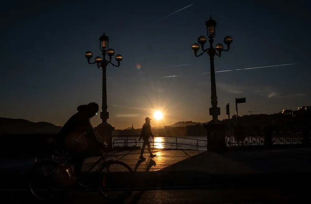 Varias personas pasean a primera hora de este miércoles en San Sebastián.