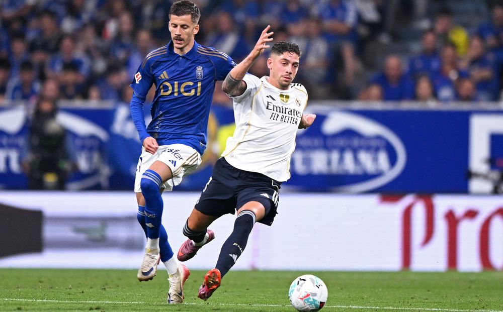 Federico Valverde de Real Madrid ante Real Oviedo por LaLiga de España