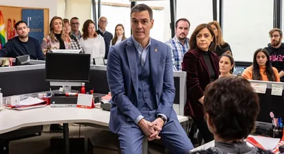 El secretario general del PSOE, Pedro Sánchez, visita la sede de Ferraz para dar su ánimo a los trabajadores de la sede después de las manifestaciones frente a ella.