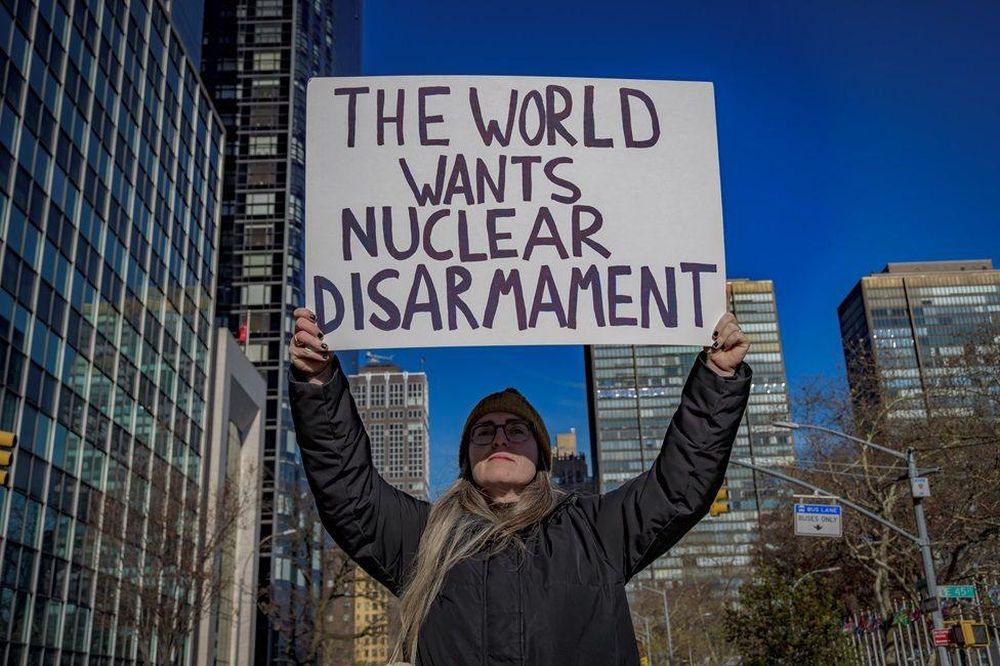 Rovelli alerta sobre los graves riesgos de las armas nucleares.