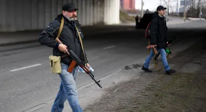 Civiles han tomado armas para defender a su país