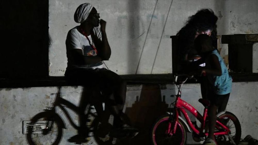 La gente espera en la calle durante la tercera noche de apagón nacional en La Habana el 20 de octubre de 2024.