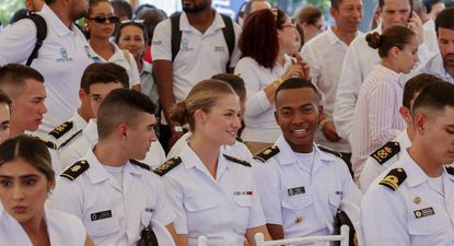 La Princesa Leonor junto a guardamarinas en un acto en el buque Sebatián Elcano, en Colombia. EFE