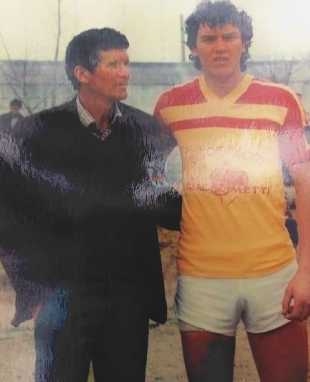 Jos&eacute; Enrique De los Santos cuando jugaba en Chan&aacute;, el d&iacute;a que enfrent&oacute; a su pap&aacute; Julio, quien lo acompa&ntilde;a en la foto, que era el t&eacute;cnico de Nacional de Salto