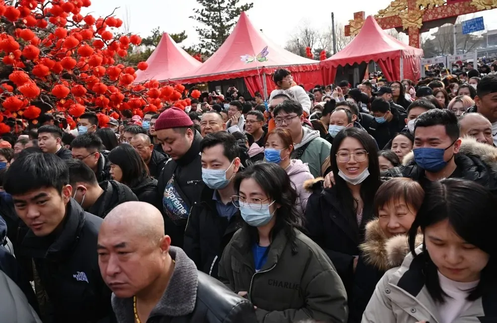 La reducción de la tasa de natalidad se debe a que la norma del hijo único redujo el número de mujeres en edad fértil, pero también a las presiones económicas.