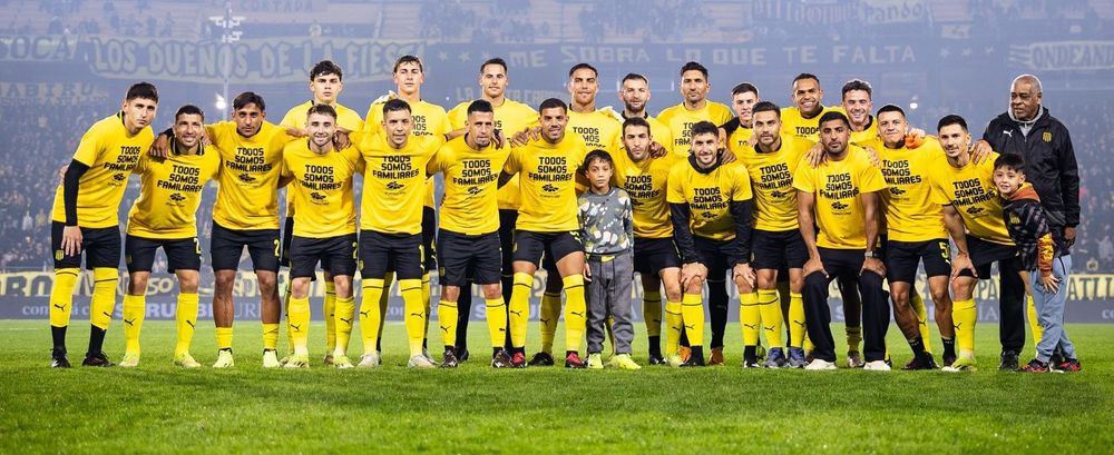 Todo el plantel de Peñarol salió con una camiseta en memoria de los Desaparecidos en la que decía "Todos somos familiares" Todo el plantel de Peñarol salió con una camiseta en memoria de los Desaparecidos en la que decía "Todos somos familiares"