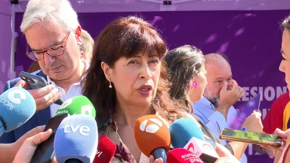 La ministra de Igualdad, Ana Redondo, realiza declaraciones a la prensa en el marco de su visita a la ciudad de Palencia
