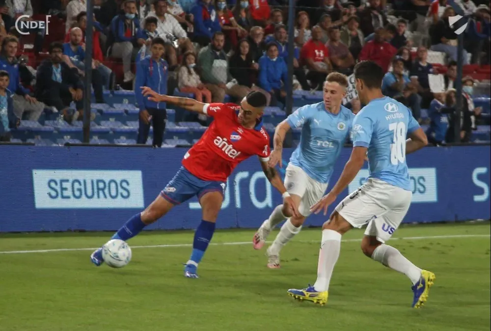 El Pumita Rodríguez doblado en defensa