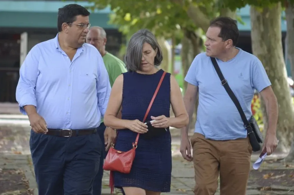 El abogado Jorge Barrera junto a los padres de Lola a principios de 2015