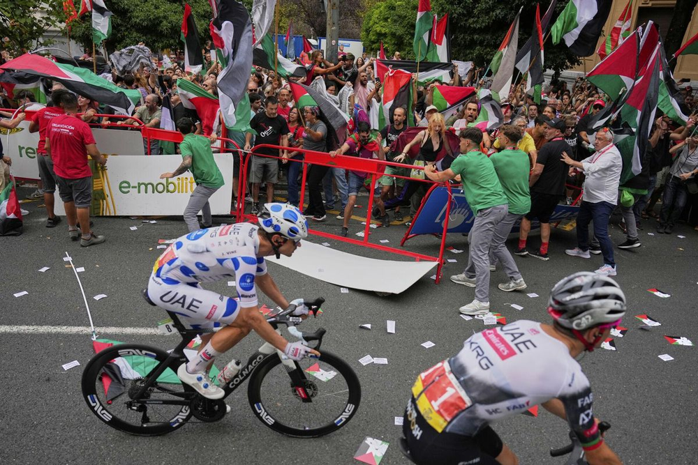 La protesta Pro Palestina en la Vuelta de España obligó a suspender el paso por Bilbao.