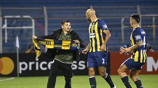 Carlos Quintana (m) y un hincha de Rosario Central. Los canallas visitan a Peñarol