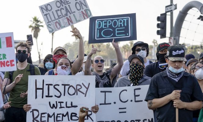 Sheinbaum critica las redadas en Los Ángeles: exige soluciones sin violencia y una reforma migratoria en EEUU