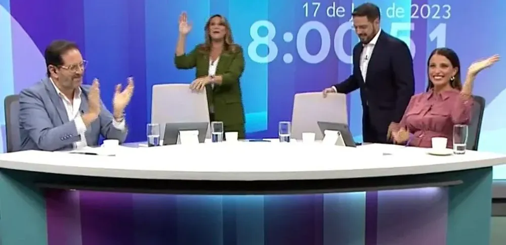 Los conductores de 8AM en el comienzo del programa